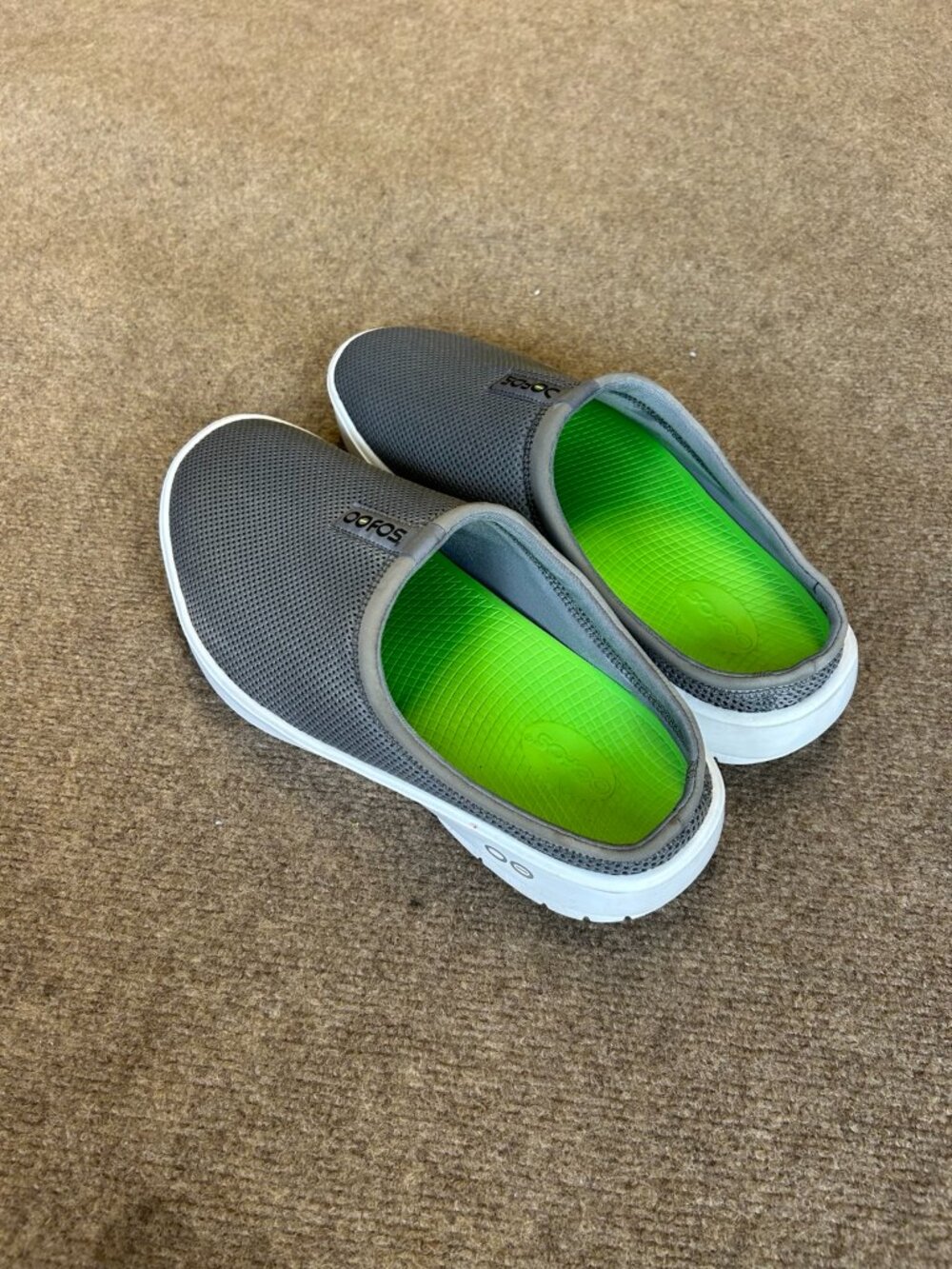 OOFOS Men’s 12 Gray Slip On Recovery Shoes Clogs EU 45 - Picture 3 of 5